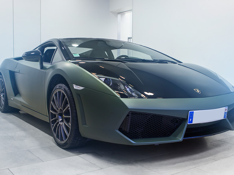 Total covering kaki mat sur une Lamborghini