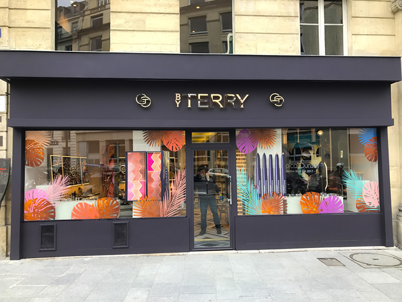 Vitrine avec décoration florale adhésive